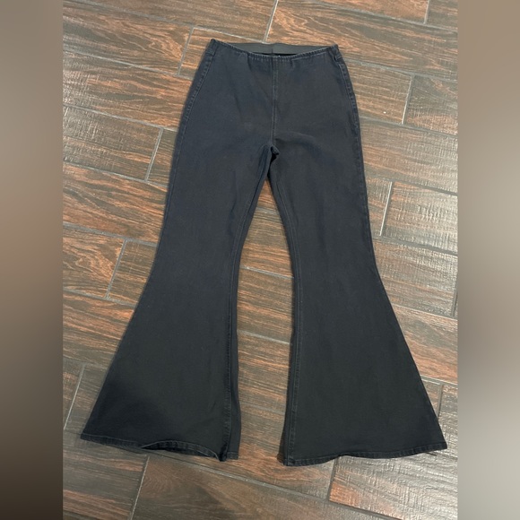 Forever 21 Premium Women's
Black Wash Flare Mid Rise jeans size L - Picture 8 of 8